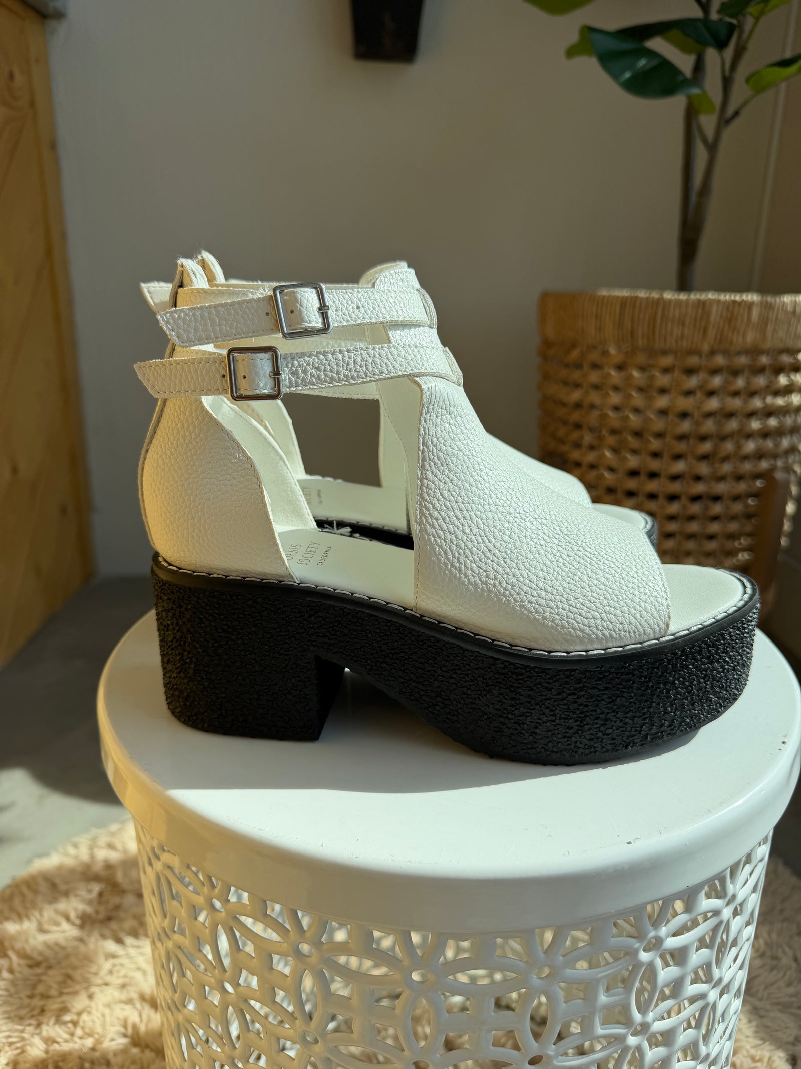 Elizabeth Sandal